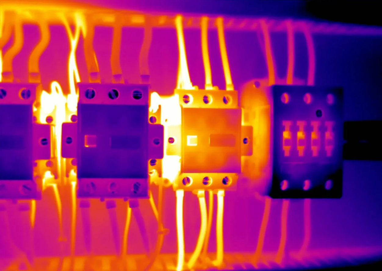 Тепловизор для тепла. Тепловизор Тесла 890. Тепловизор электрощит. Термограмма тепловизора Электрооборудование. Тепловизор electrical Inspection.